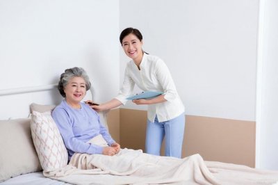 ​家里老人卧床，想请护工帮着照顾，如何找护工？