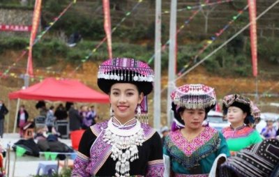 ​四川兴文的苗族花山节中最隆重的活动，祭花杆的活动什么时候举行