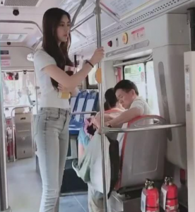 公交车上的时尚美女，大长腿搭配紧身牛仔裤