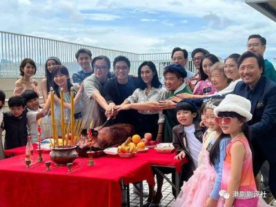 ​朱茵久违复出拍港剧，新剧演严厉教师获女儿现场探班
