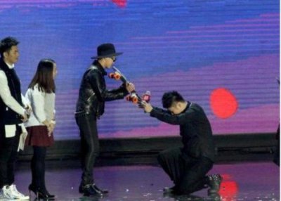 ​杜海涛下跪事件（杜海涛四次当众下跪）