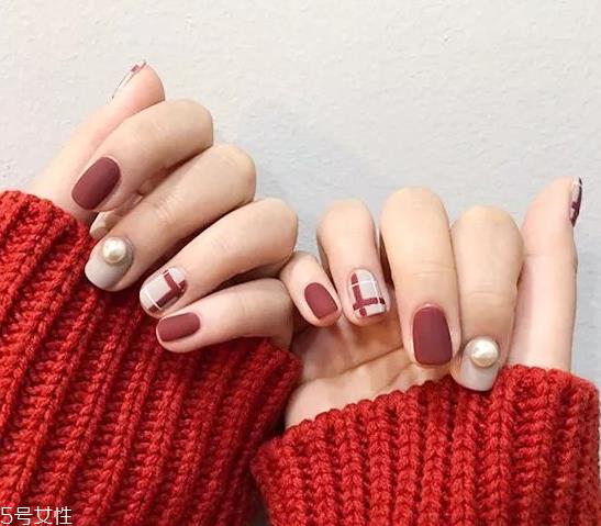 5种性感酒红美甲款式 最经典的显手白颜色 5种性感酒红美甲款式 最经典的显手白颜色
