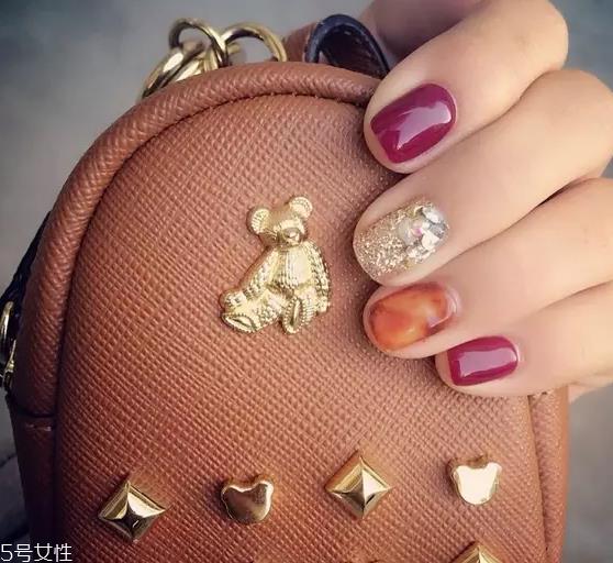 5种性感酒红美甲款式 最经典的显手白颜色 5种性感酒红美甲款式 最经典的显手白颜色