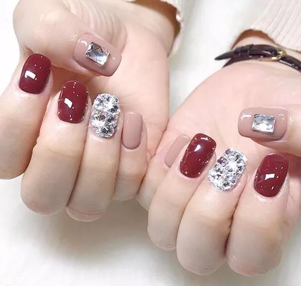 5种性感酒红美甲款式 最经典的显手白颜色 5种性感酒红美甲款式 最经典的显手白颜色