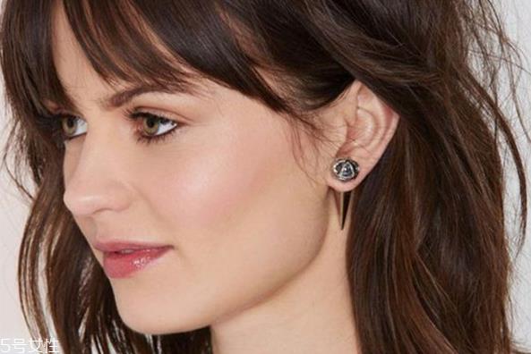 脸上长痘痘如何化妆 痘痘肌化妆的注意事项 脸上长痘痘如何化妆 痘痘肌化妆的注意事项