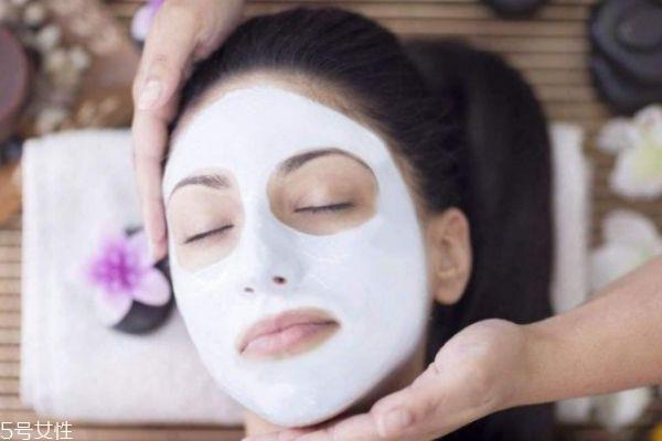 面膜精华液要洗掉吗 面膜精华液怎么用 面膜精华液要洗掉吗 面膜精华液怎么用