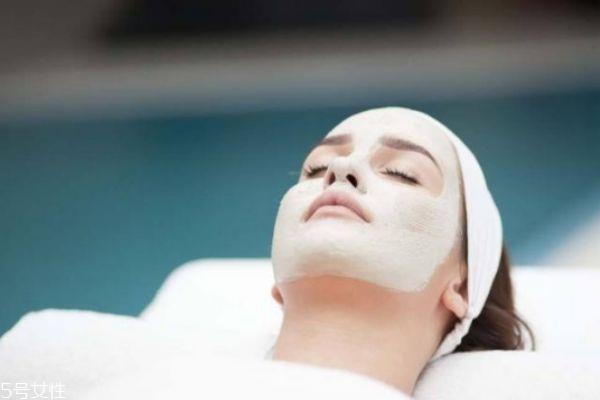面膜精华液要洗掉吗 面膜精华液怎么用 面膜精华液要洗掉吗 面膜精华液怎么用