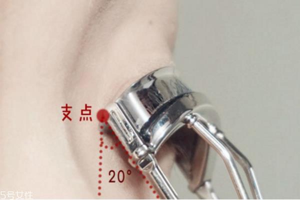 刷睫毛膏有什么坏处 经常涂睫毛膏的危害 刷睫毛膏有什么坏处 经常涂睫毛膏的危害