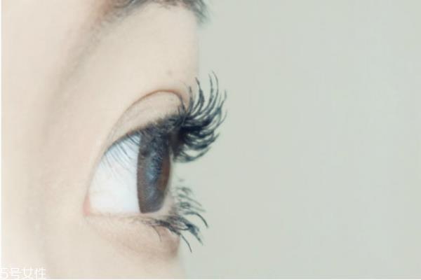刷睫毛膏有什么坏处 经常涂睫毛膏的危害 刷睫毛膏有什么坏处 经常涂睫毛膏的危害