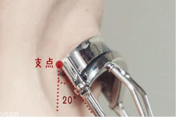 刷睫毛膏有什么坏处 经常涂睫毛膏的危害 刷睫毛膏有什么坏处 经常涂睫毛膏的危害