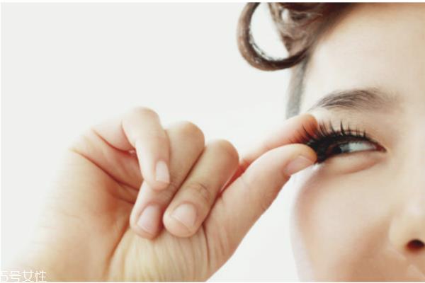 假睫毛可以戴着睡觉吗 假睫毛的日常保养