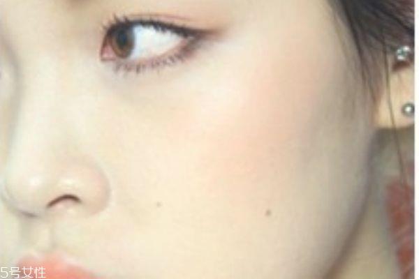 怎样画眼影腮红 教你如何画好腮红 怎样画眼影腮红 教你如何画好腮红