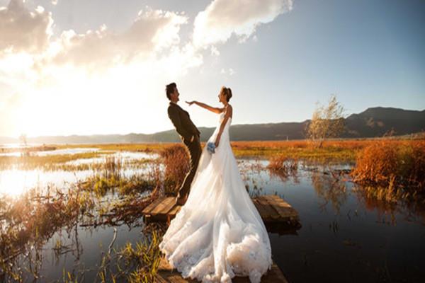 手臂粗适合穿什么婚纱 手臂粗选什么样的婚纱 手臂粗适合穿什么婚纱 手臂粗选什么样的婚纱