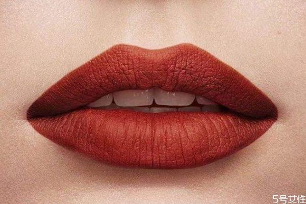 怎样涂哑光口红不干 如何正确涂哑光口红 怎样涂哑光口红不干 如何正确涂哑光口红