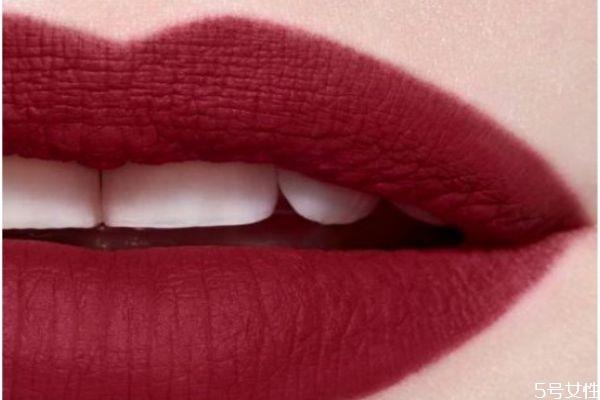 怎样涂哑光口红不干 如何正确涂哑光口红 怎样涂哑光口红不干 如何正确涂哑光口红