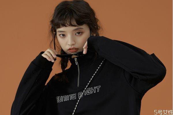 黑色衣服掉浮毛身上都是怎么办 黑色衣服发白怎么恢复 黑色衣服掉浮毛身上都是怎么办 黑色衣服发白怎么恢复