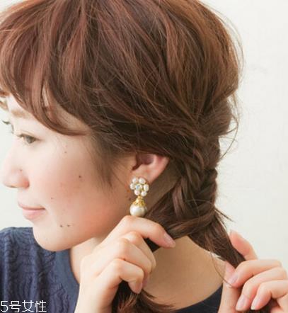 葡萄串发型怎么扎 葡萄串马尾发型图解 葡萄串发型怎么扎 葡萄串马尾发型图解