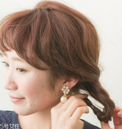 葡萄串发型怎么扎 葡萄串马尾发型图解 葡萄串发型怎么扎 葡萄串马尾发型图解