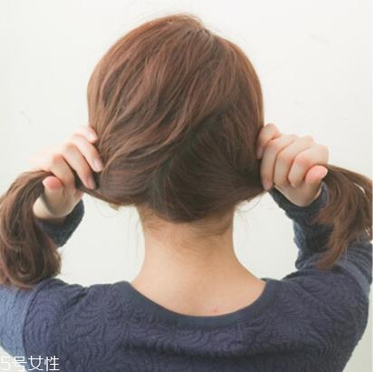 葡萄串发型怎么扎 葡萄串马尾发型图解 葡萄串发型怎么扎 葡萄串马尾发型图解