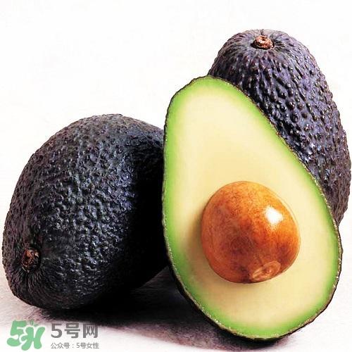 牛油果切开黑了能吃吗？牛油果为什么会有黑点？