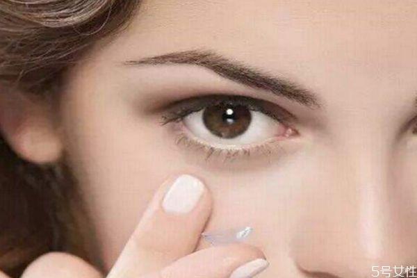 戴美瞳老是眨眼怎么办 第一次戴美瞳戴多久 戴美瞳老是眨眼怎么办 第一次戴美瞳戴多久