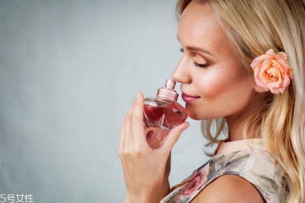 香水喷到衣服上有印怎么办 香水痕迹去除妙招