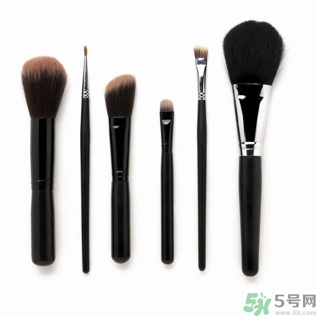 怎样化妆不伤皮肤？化妆对皮肤有伤害吗？