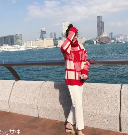 大红色毛衣配什么颜色好看?色彩搭配很重要 大红色毛衣配什么颜色好看?色彩搭配很重要