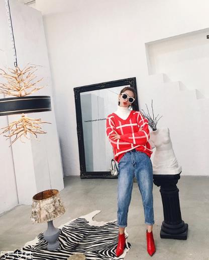 大红色毛衣配什么颜色好看?色彩搭配很重要 大红色毛衣配什么颜色好看?色彩搭配很重要