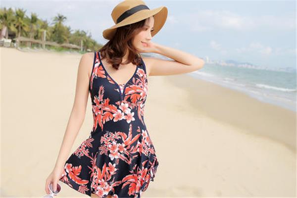 泳衣买大点好还是小点好 泳衣怎么选 泳衣买大点好还是小点好 泳衣怎么选