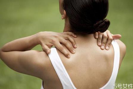 俯卧撑会引起肩周炎吗 俯卧撑可以预防肩周炎吗 俯卧撑会引起肩周炎吗 俯卧撑可以预防肩周炎吗