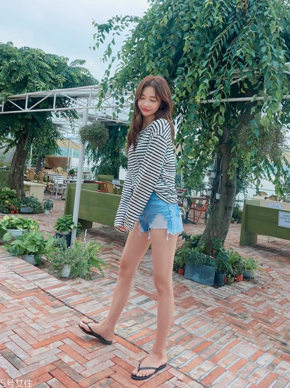 黑白条纹t恤怎么搭配 黑色条纹t恤搭配女