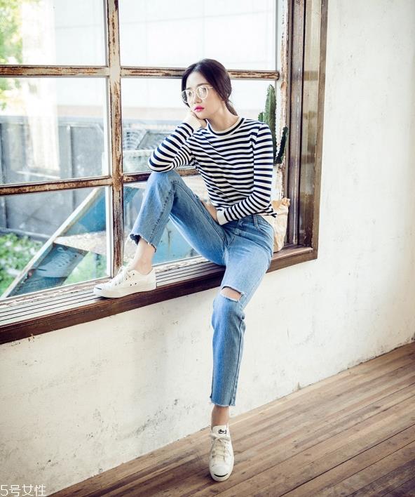 黑白条纹t恤怎么搭配 黑色条纹t恤搭配女