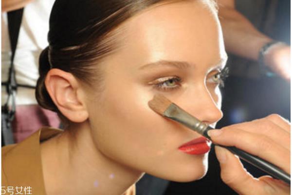 怎么打粉底才显的自然 靠底妆你就能成为女一号 怎么打粉底才显的自然 靠底妆你就能成为女一号