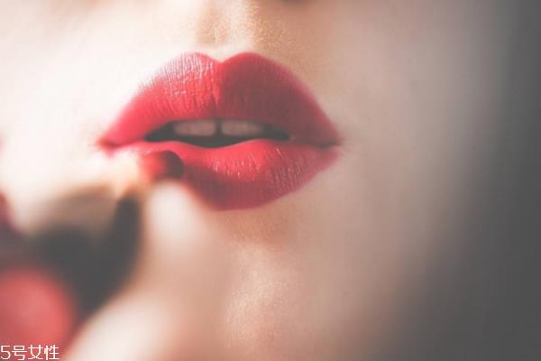 皮肤偏黄偏黑适合什么颜色口红 皮肤偏黄偏黑口红颜色 皮肤偏黄偏黑适合什么颜色口红 皮肤偏黄偏黑口红颜色