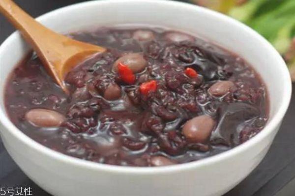 冬季肌肤缺水吃什么好 皮肤缺水吃什么补水 冬季肌肤缺水吃什么好 皮肤缺水吃什么补水