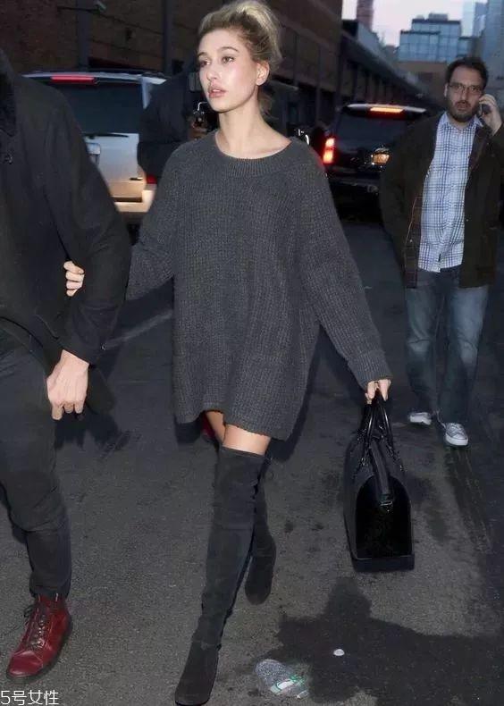 长靴配什么衣服好看 冬天女生长靴怎么搭配衣服