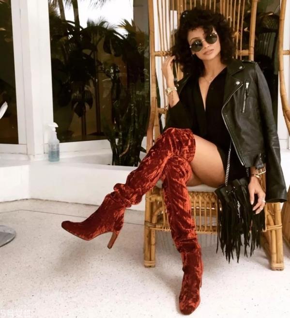 长靴配什么衣服好看 冬天女生长靴怎么搭配衣服