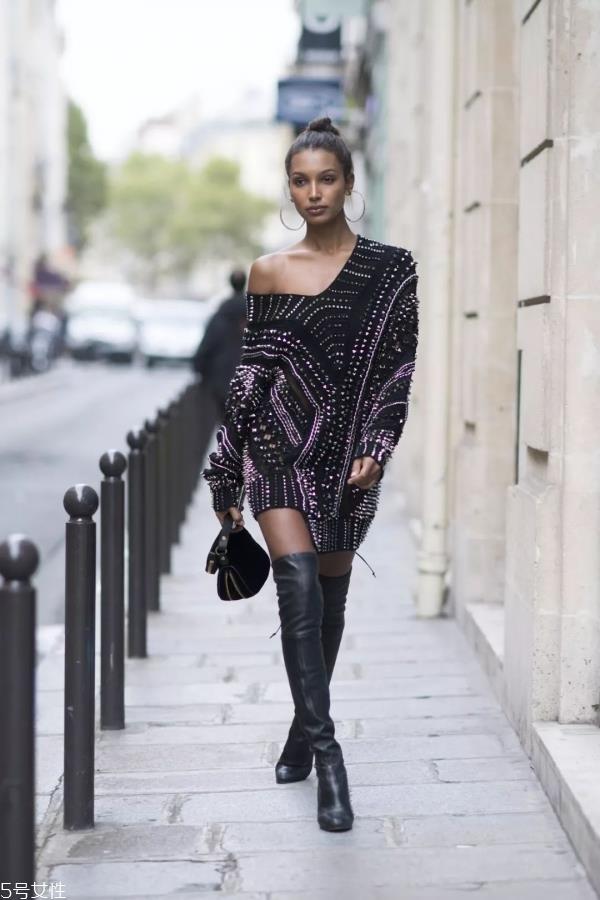 长靴配什么衣服好看 冬天女生长靴怎么搭配衣服