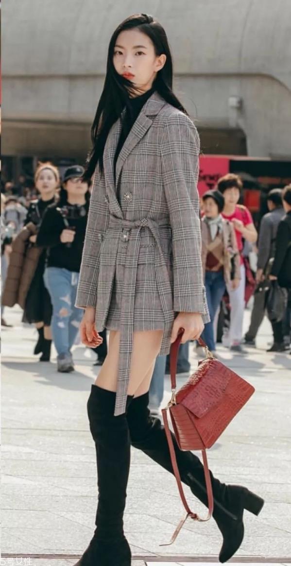 长靴配什么衣服好看 冬天女生长靴怎么搭配衣服