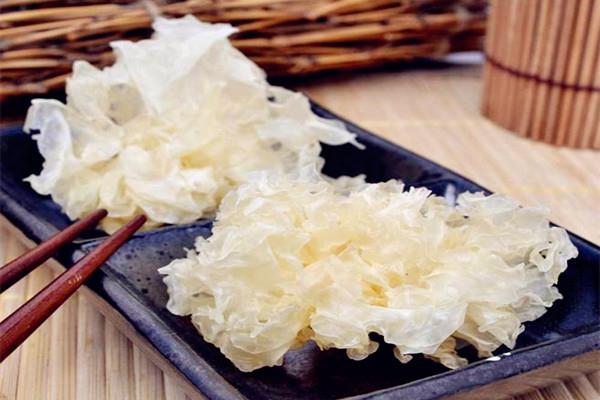 银耳有助于减肥吗 银耳能治疗咳嗽吗 银耳有助于减肥吗 银耳能治疗咳嗽吗