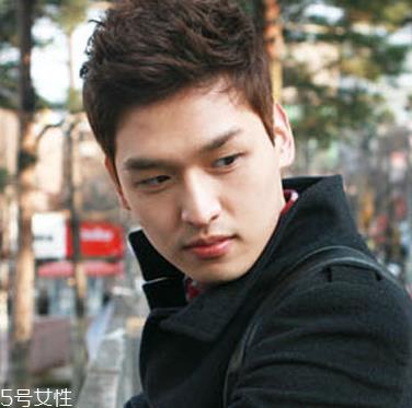 男生夏天适合染什么颜色的头发 男士染发颜色大全 男生夏天适合染什么颜色的头发 男士染发颜色大全