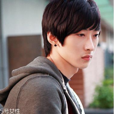 男生夏天适合染什么颜色的头发 男士染发颜色大全 男生夏天适合染什么颜色的头发 男士染发颜色大全