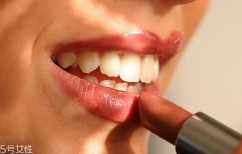 口红到底是沾杯好还是不沾杯好 看个人需求 口红到底是沾杯好还是不沾杯好 看个人需求