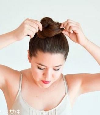 半丸子头适合长发吗 披肩发丸子头扎法图解
