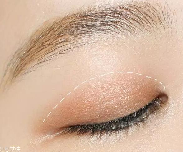 怎么用口红画眼影？两步画好眼妆