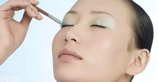怎么用口红画眼影？两步画好眼妆