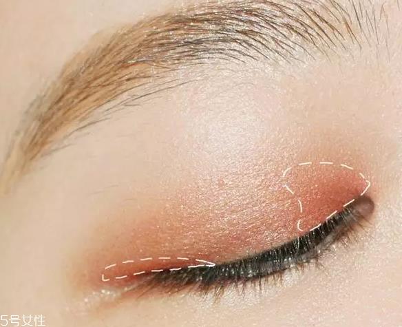 怎么用口红画眼影？两步画好眼妆
