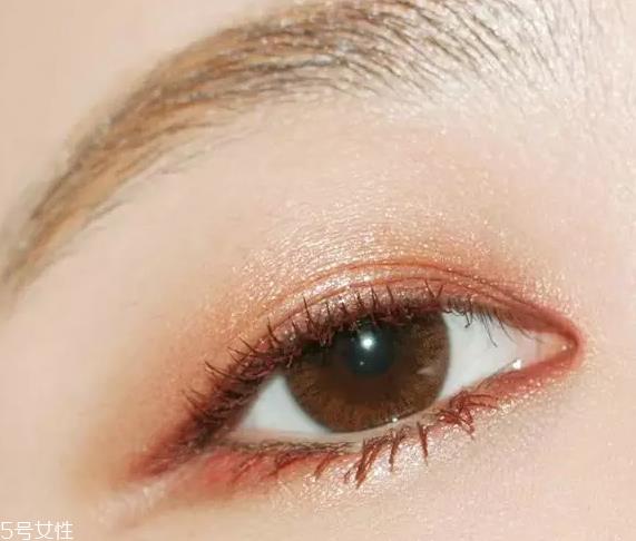 怎么用口红画眼影？两步画好眼妆
