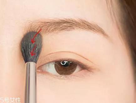 春天妆容怎么画 春季日常眼妆教程 春天妆容怎么画 春季日常眼妆教程